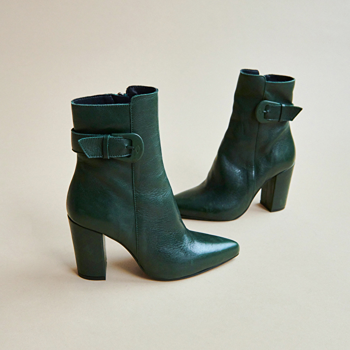 Bottines à bouts pointus et boucles  en cuir vert sapin