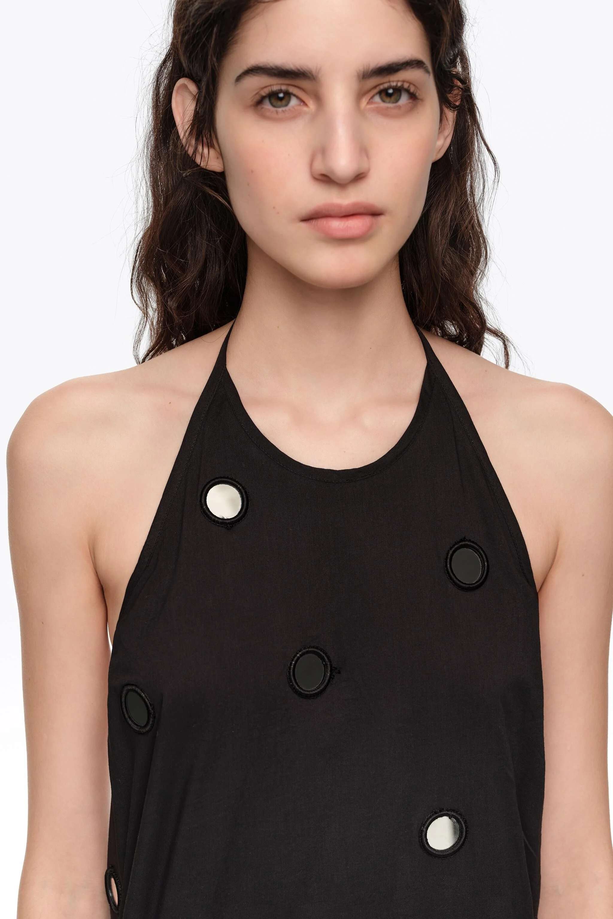 Vestido sarongue preto espelhado com decote halter