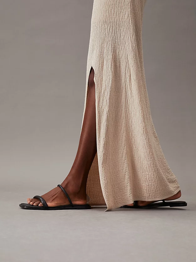 Vestido trapézio de corte justo em viscose com babados.