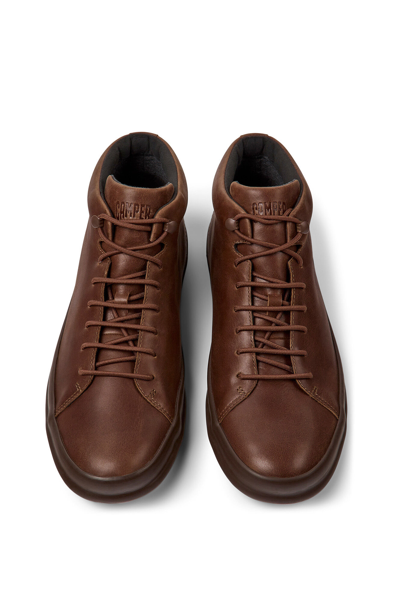 Bota masculina de estilo casual.