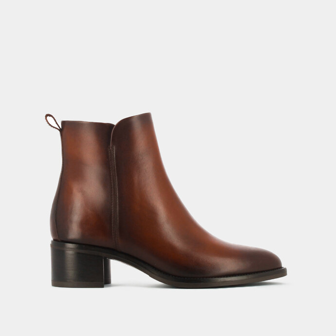 Bottines à talons et bouts pointus  en cuir cognac