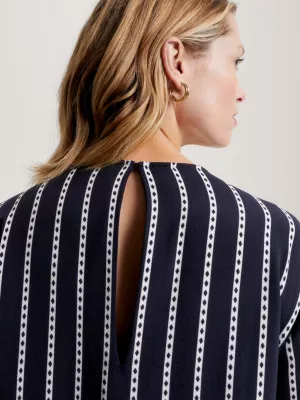 Vestido de crepe com estampa argyle e modelagem reta.