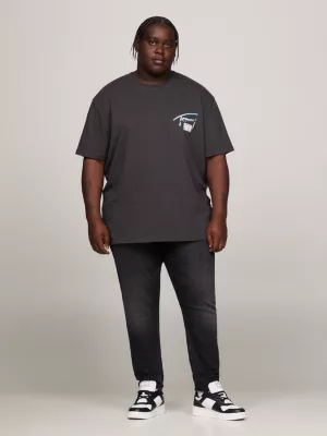 Camiseta com logo metálico nas costas
