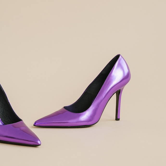 Escarpins à bouts pointus et talons  en cuir metallisé violet