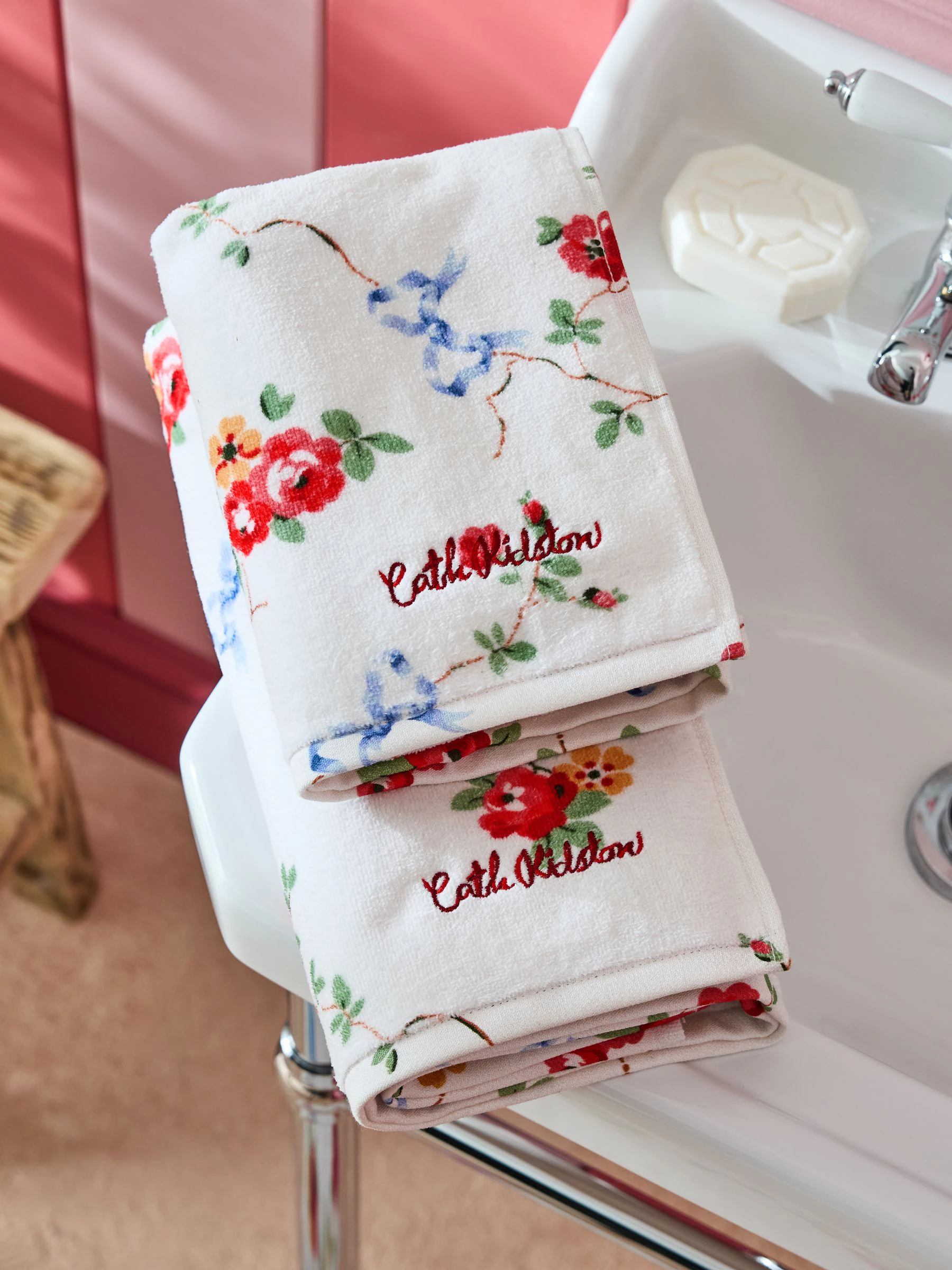 Cath Kidston Rose and Bows 100% katoenen velours bedrukte handdoek