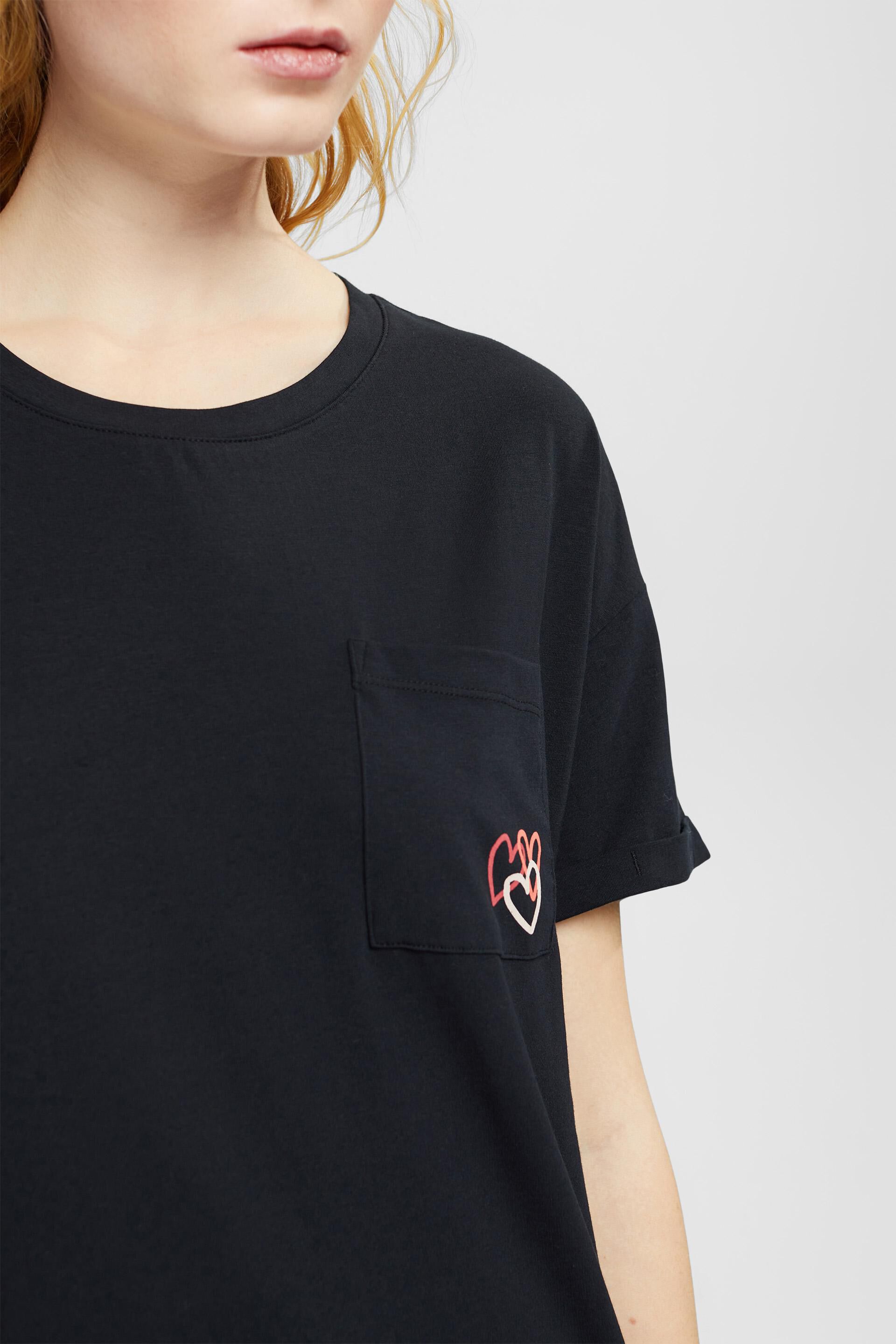 Chemise de nuit munie d’une poche-poitrine
