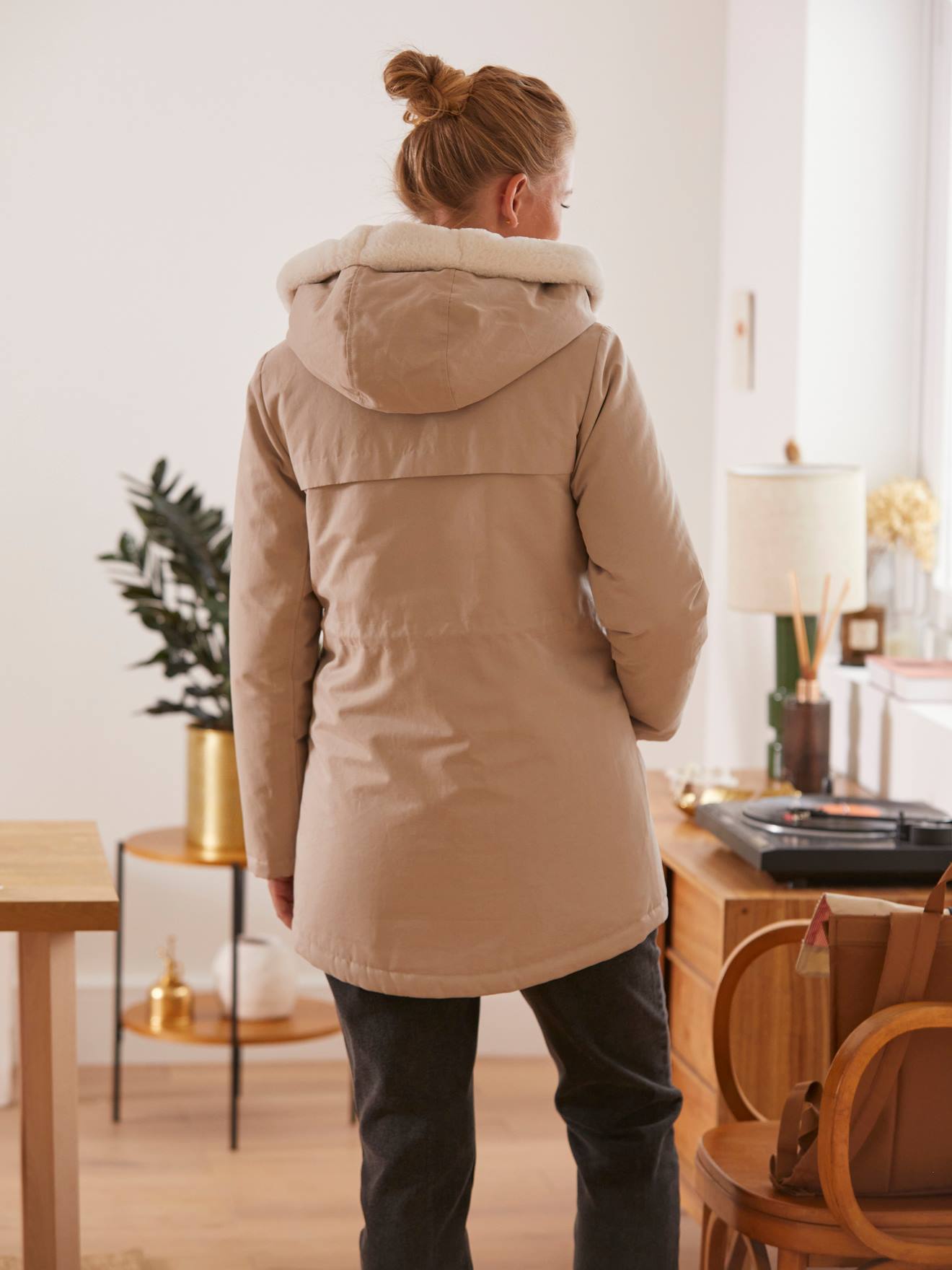 Parka lisa bege claro, adaptável para gravidez e pós-parto.