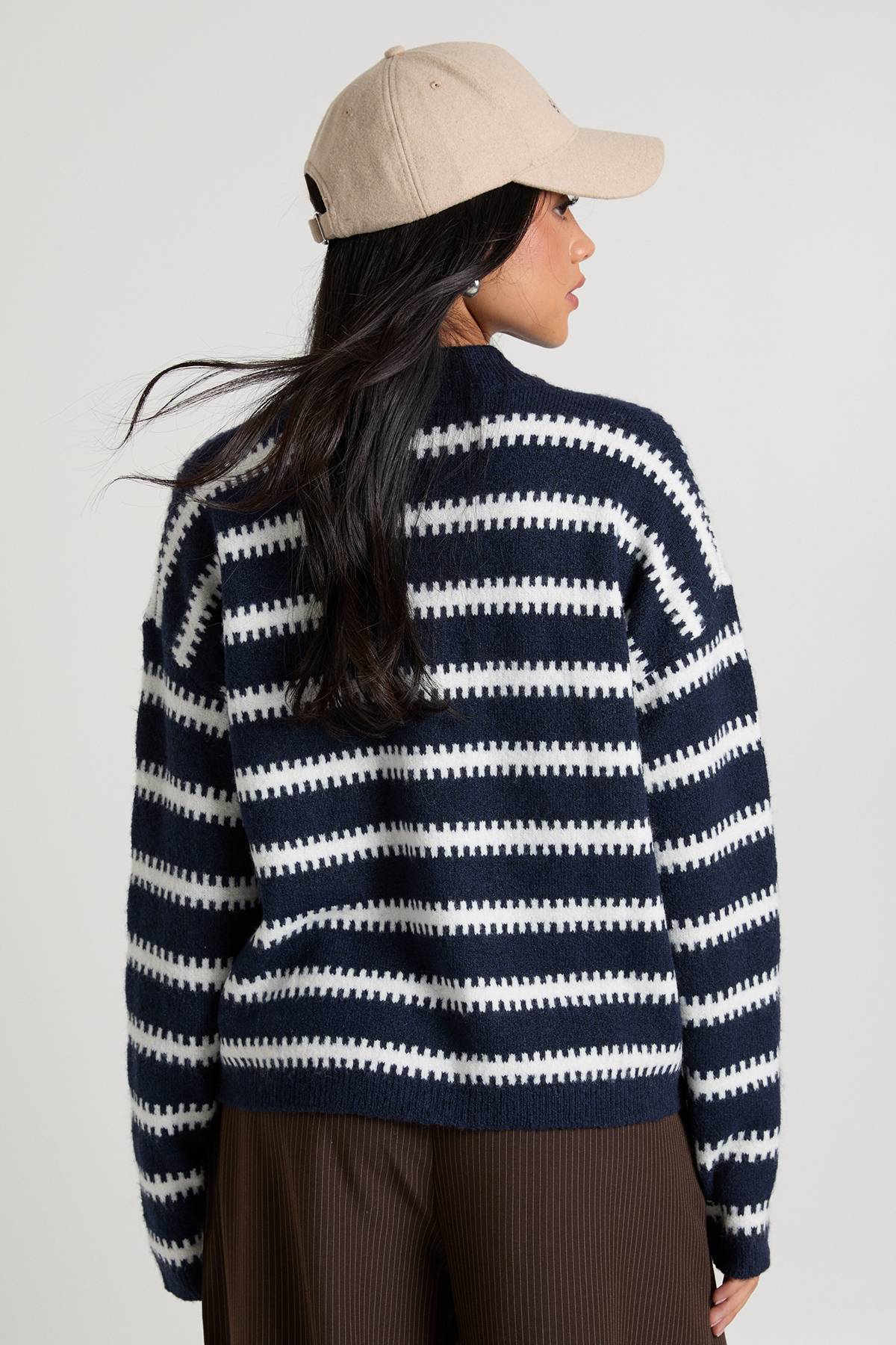 boohoo Cardigan boutonné à encolure haute aux rayures super douces