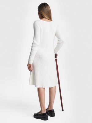 Vestido curto canelado com modelagem evasê e ajuste adaptável
