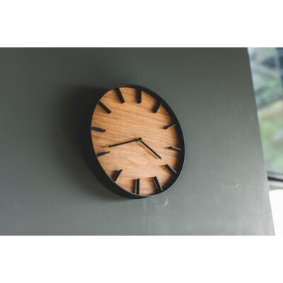 Wanduhr Rin, Schwarz / Walnuss