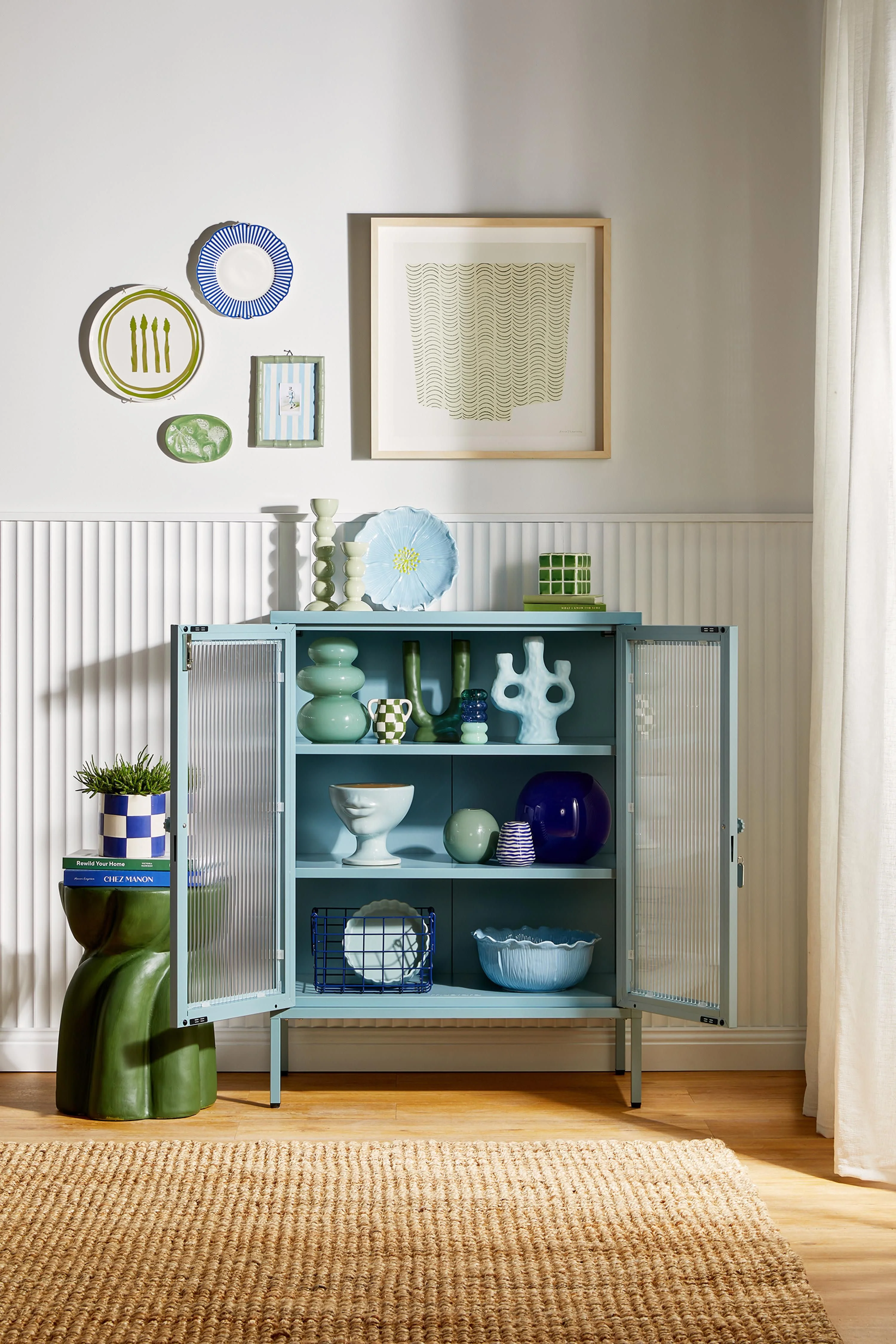 Metalen vitrinekast The Mixer met geribbeld glas