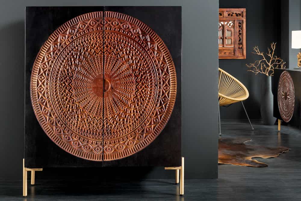 Massives Highboard MANDALA 120cm Mangoholz mit 3D Schnitzereien schwarz goldene Füße