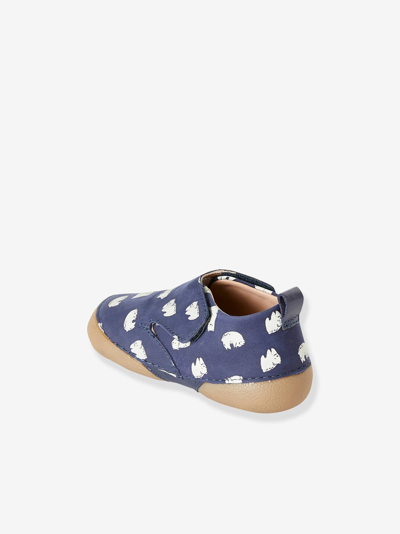 Pantufas de couro para uso doméstico com fecho de velcro, com detalhes em estampa fluorescente azul-escura.