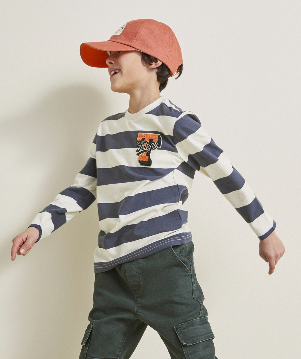 T-SHIRT GARÇON EN COTON BIO IMPRIMÉ À RAYURES AVEC PATCH EN BOUCLETTES