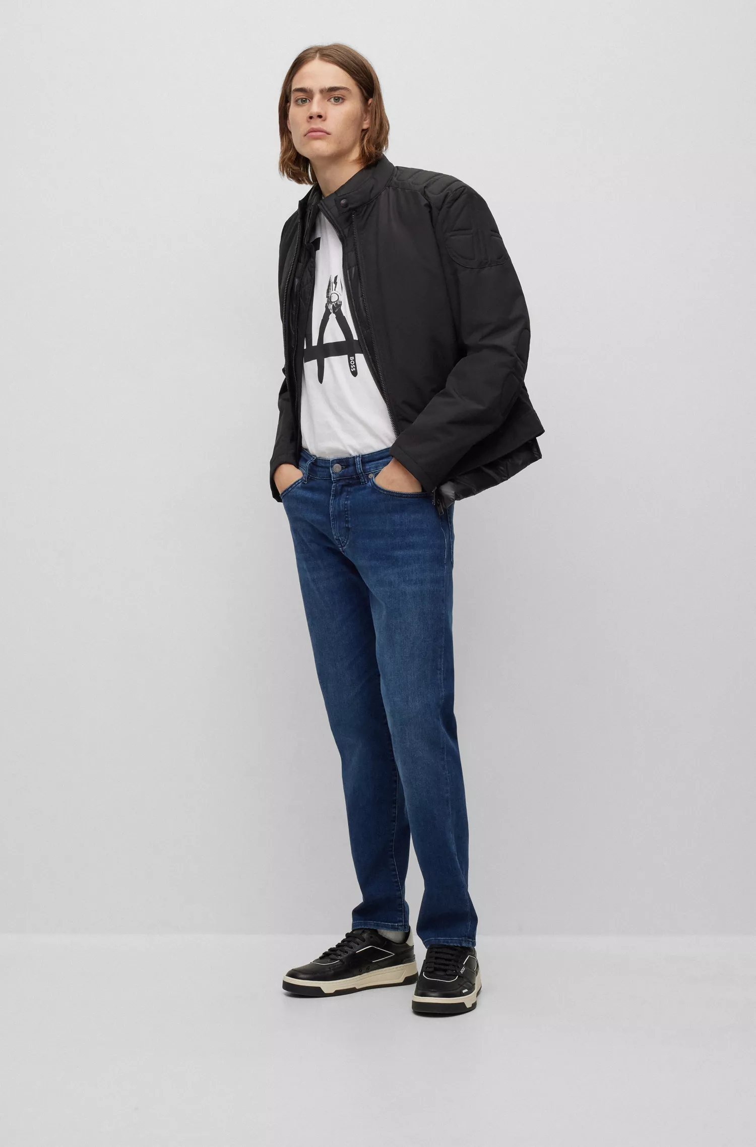 Calça jeans BOSS laranja, corte regular, em denim superelástico azul médio.