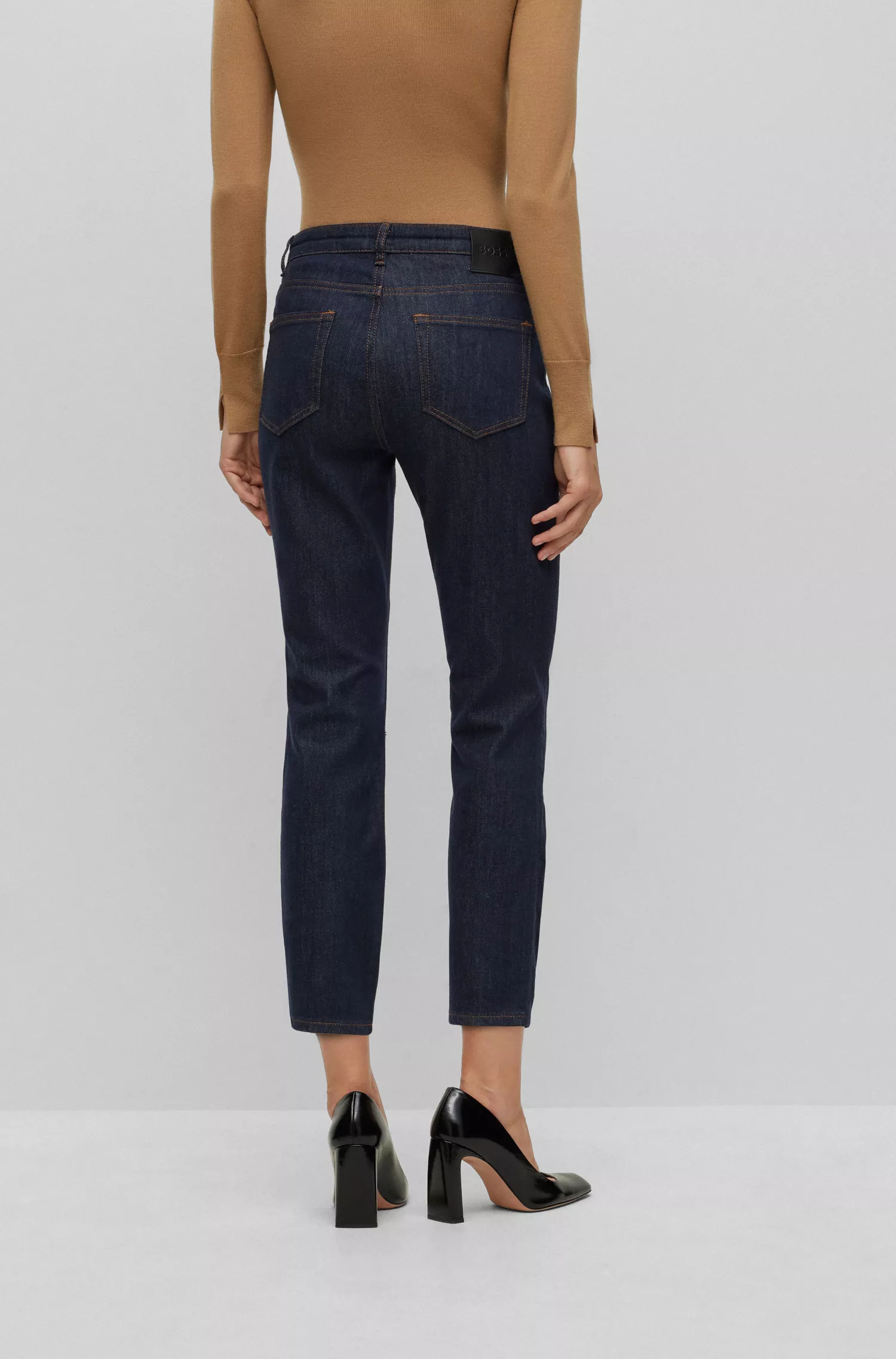 Calça jeans cropped BOSS preta, corte slim, em denim stretch Stay Indigo.