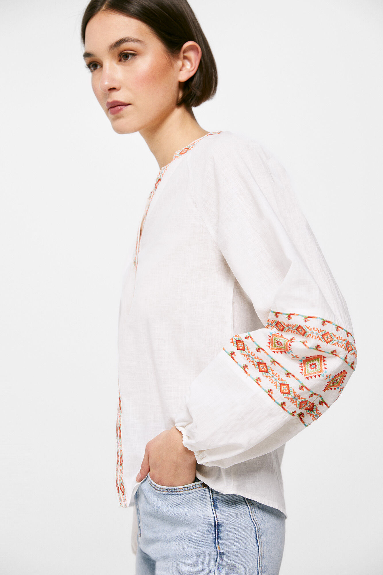 Blusa bordada com detalhes nas bordas - Marrom