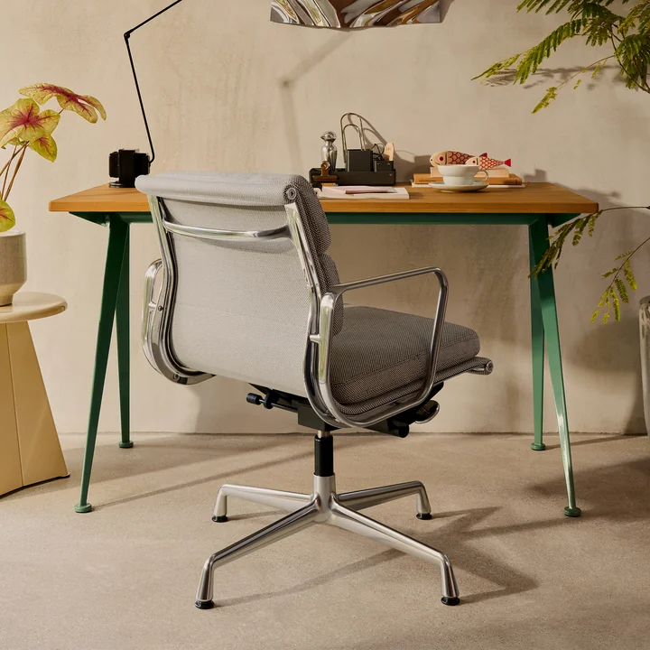 Vitra - EA 231 Soft Pad Bürostuhl mit Armlehnen, drehbar, deep black / Laser RE, papyrus / cream (Filzgleiter)
