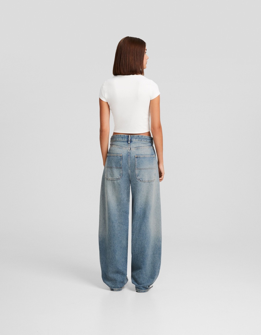 calça jeans estilo skater com efeito desbotado