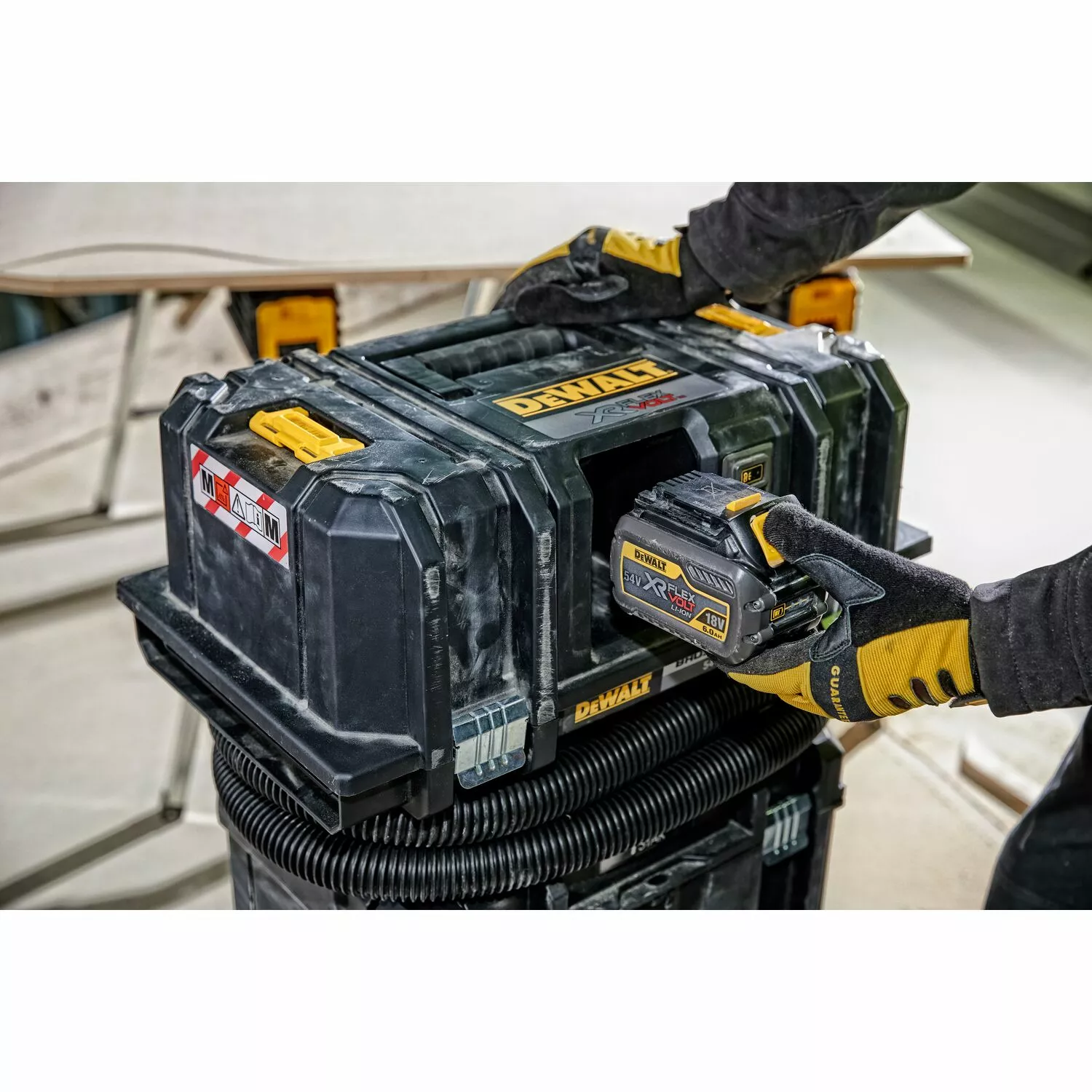 DeWALT DCV586MT2 54V Li-Ion Accu Bouwstofzuiger set (2x 6Ah accu) - Nat/Droog - 2000W - M-Klasse - 11L - koolborstelloos