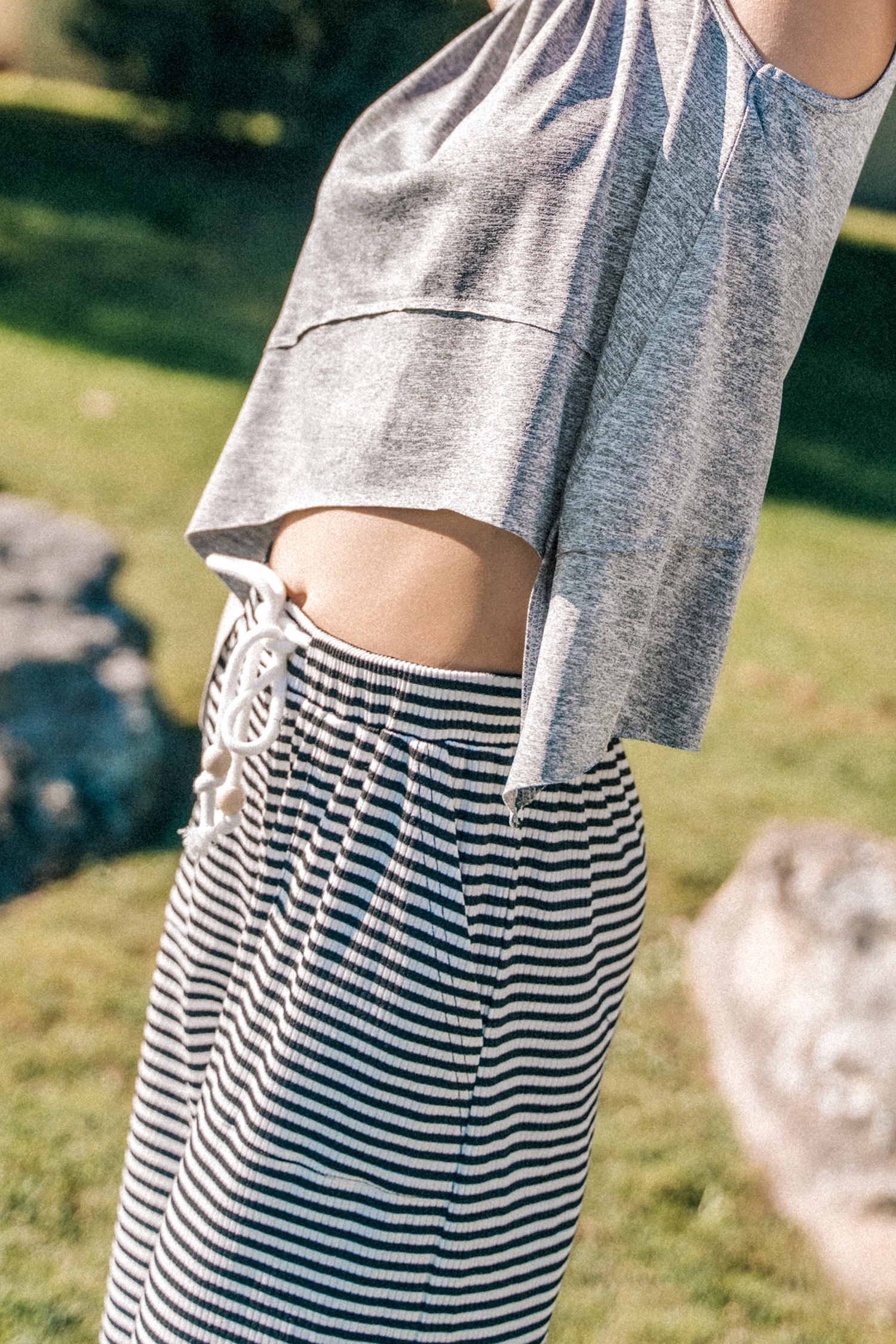 Pantalon à large jambe avec cordon à la taille et rayures
