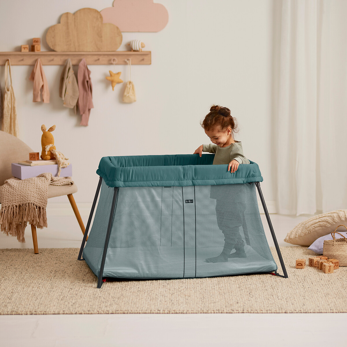 BABYBJORN<br>Berço de viagem leve com lençol ajustável