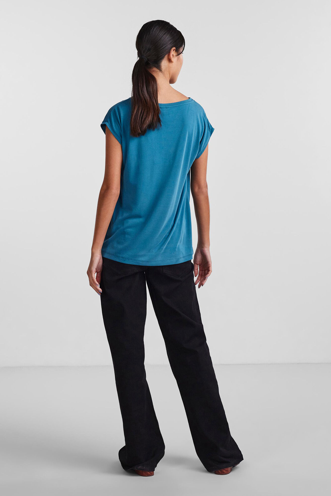 Camiseta básica em MODAL-TENCEL. Mangas curtas e decote em V.