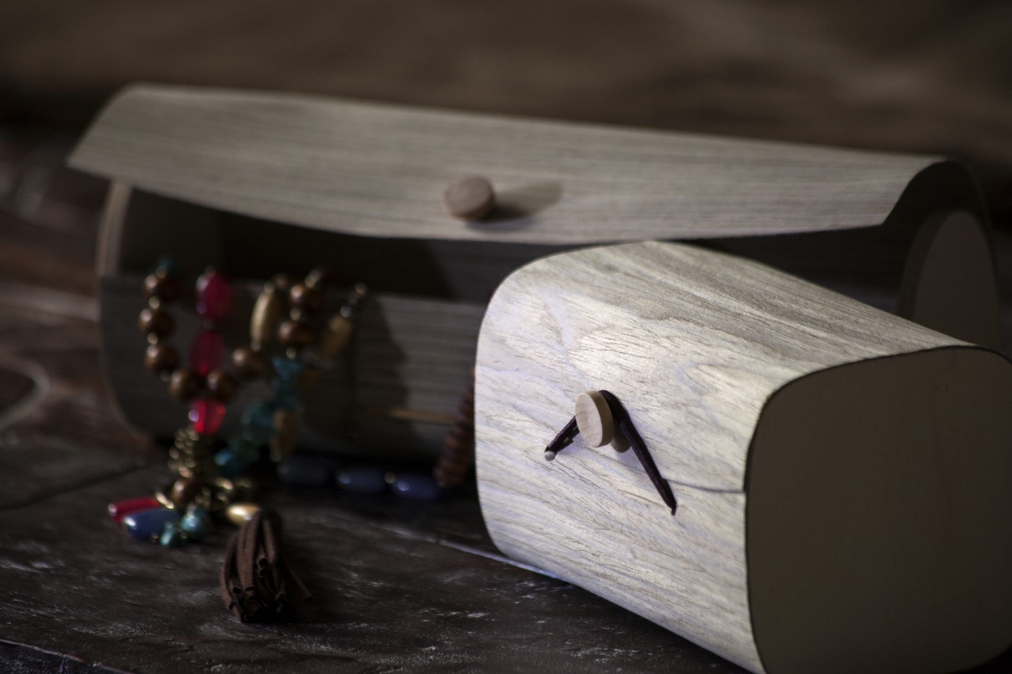 Box 'Tapiste' mit Knopfverschluss, dunkles Furnier, T 7 cm, B 25 cm, H 9 cm von fischer's lagerhaus
