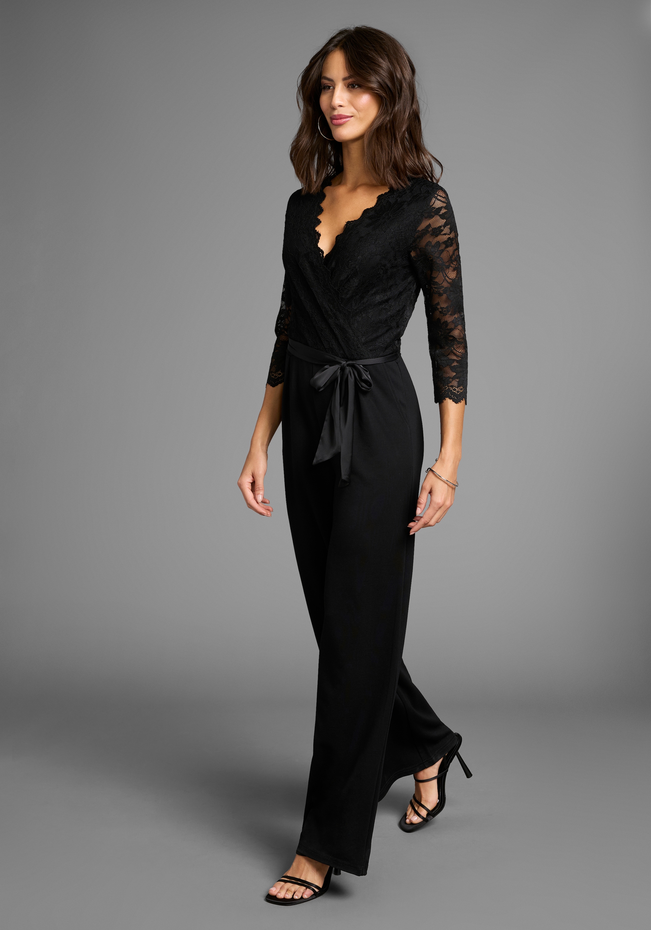 Laura Scott Jumpsuit mit Spitzenoberteil und Satin-Bindegürtel