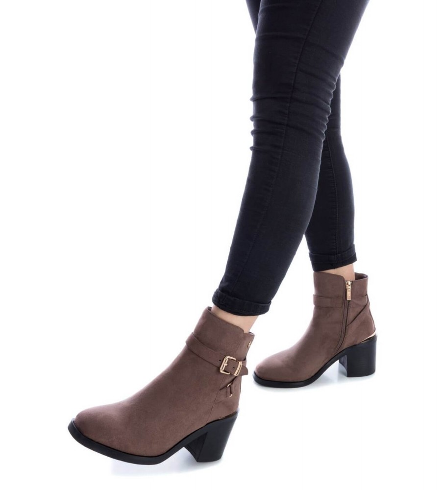 Botas de cano curto Xti 141735 cor taupe - altura do salto: 7 cm