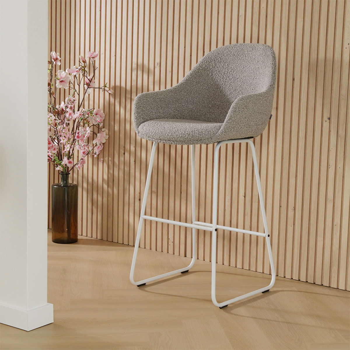 Barkruk Nino-Mae bouclé taupe - wit onderstel - 65 cm