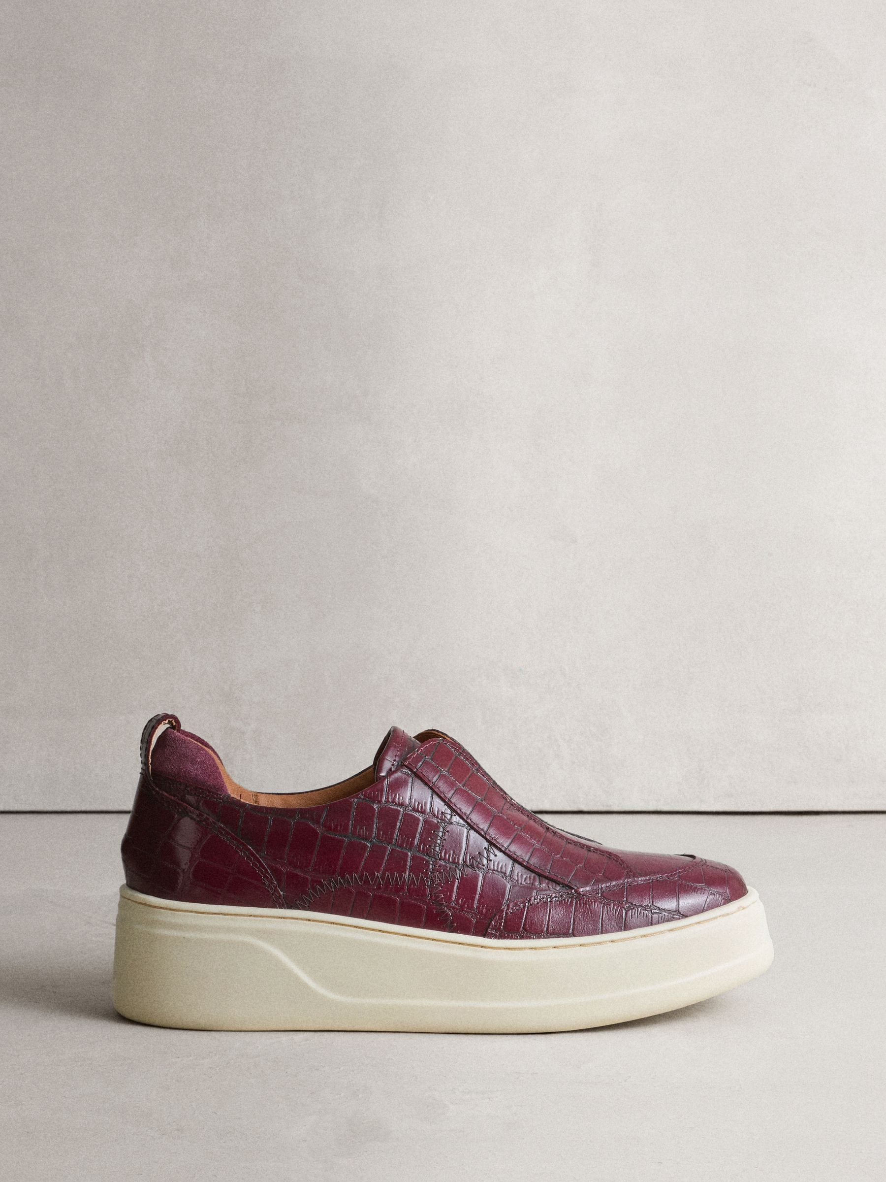 Bordeauxrood met krokodilleneffect - Signature leren sneakers met dikke plateauzolen en sleehak