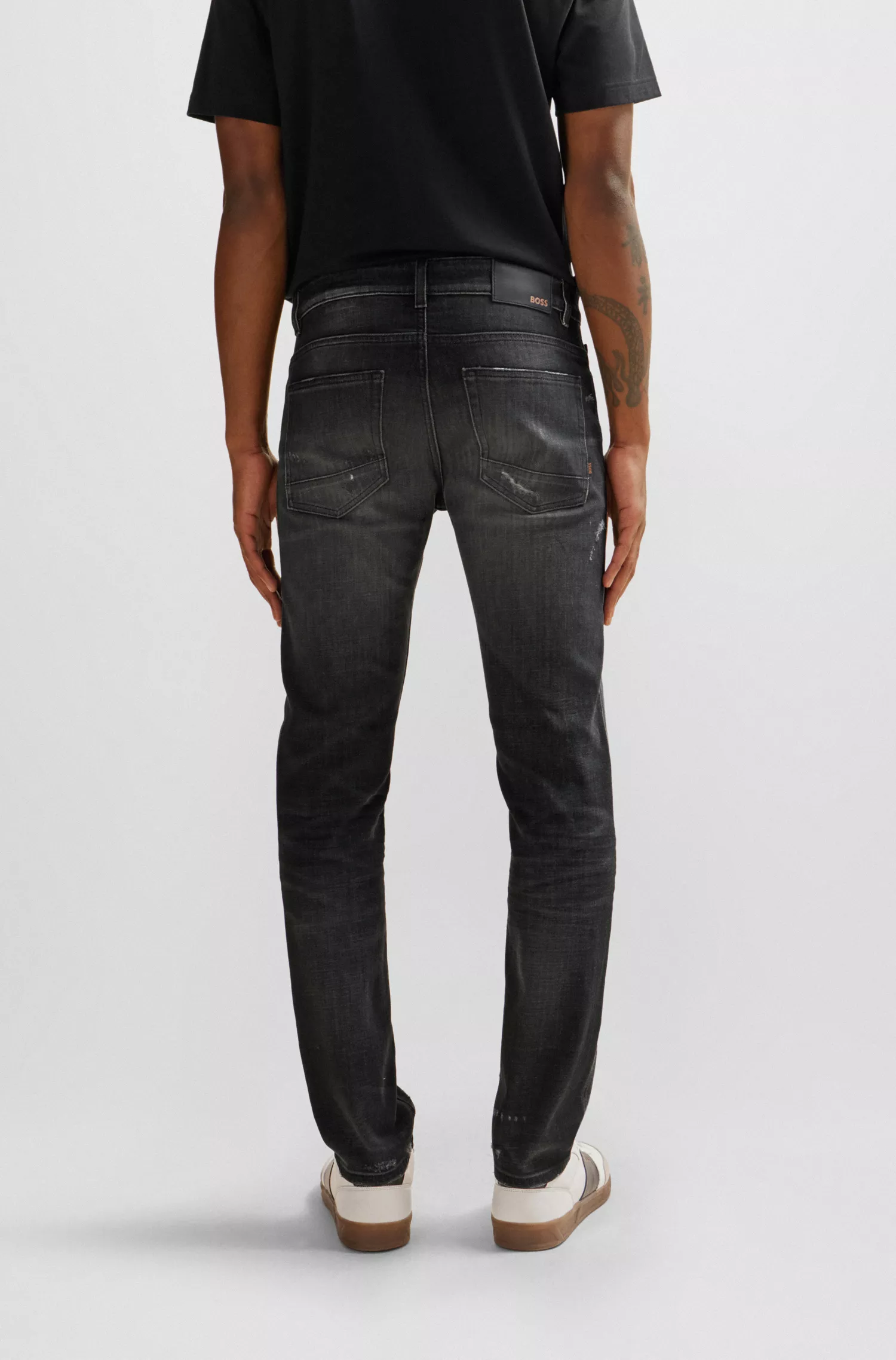 Calça jeans BOSS laranja, corte slim, em denim stretch preto.