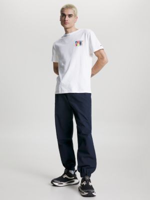 Camiseta clássica com logo nas costas e modelagem ajustada