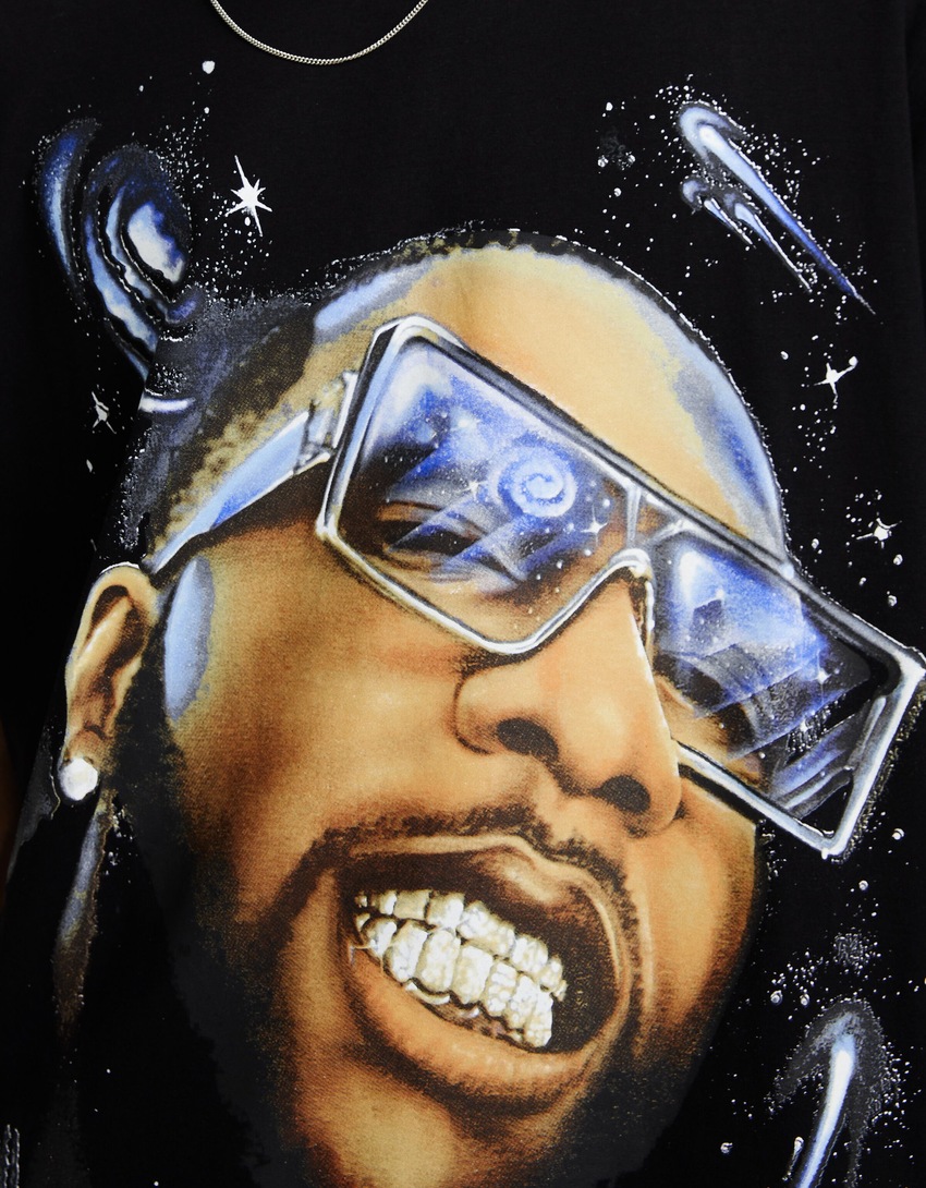 Camiseta de manga curta com estampa do Burna Boy e modelagem quadrada.
