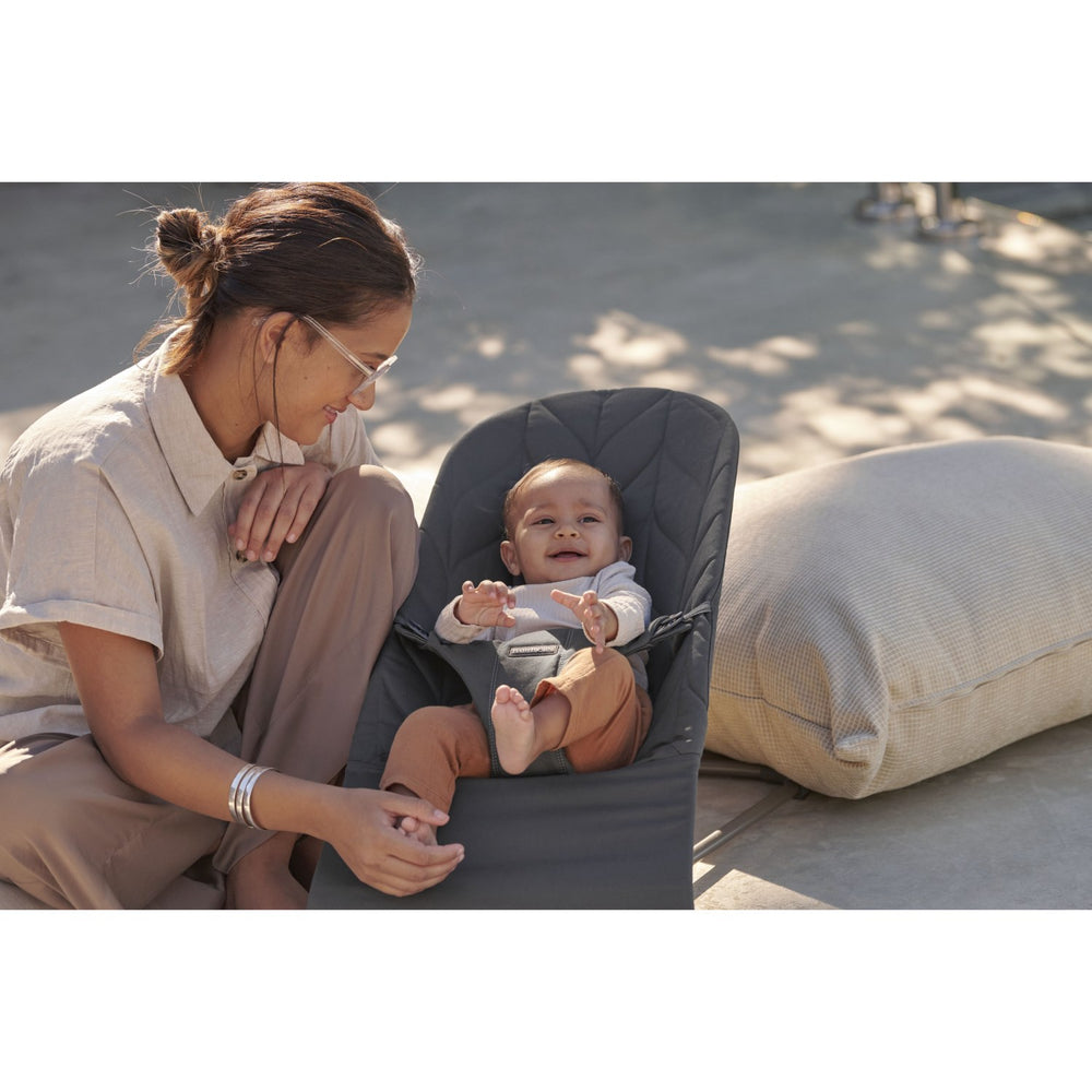 Køb BabyBjörn Anthracite Grey Skråstol Bliss - Vævet, Blomsterbladsquilt
