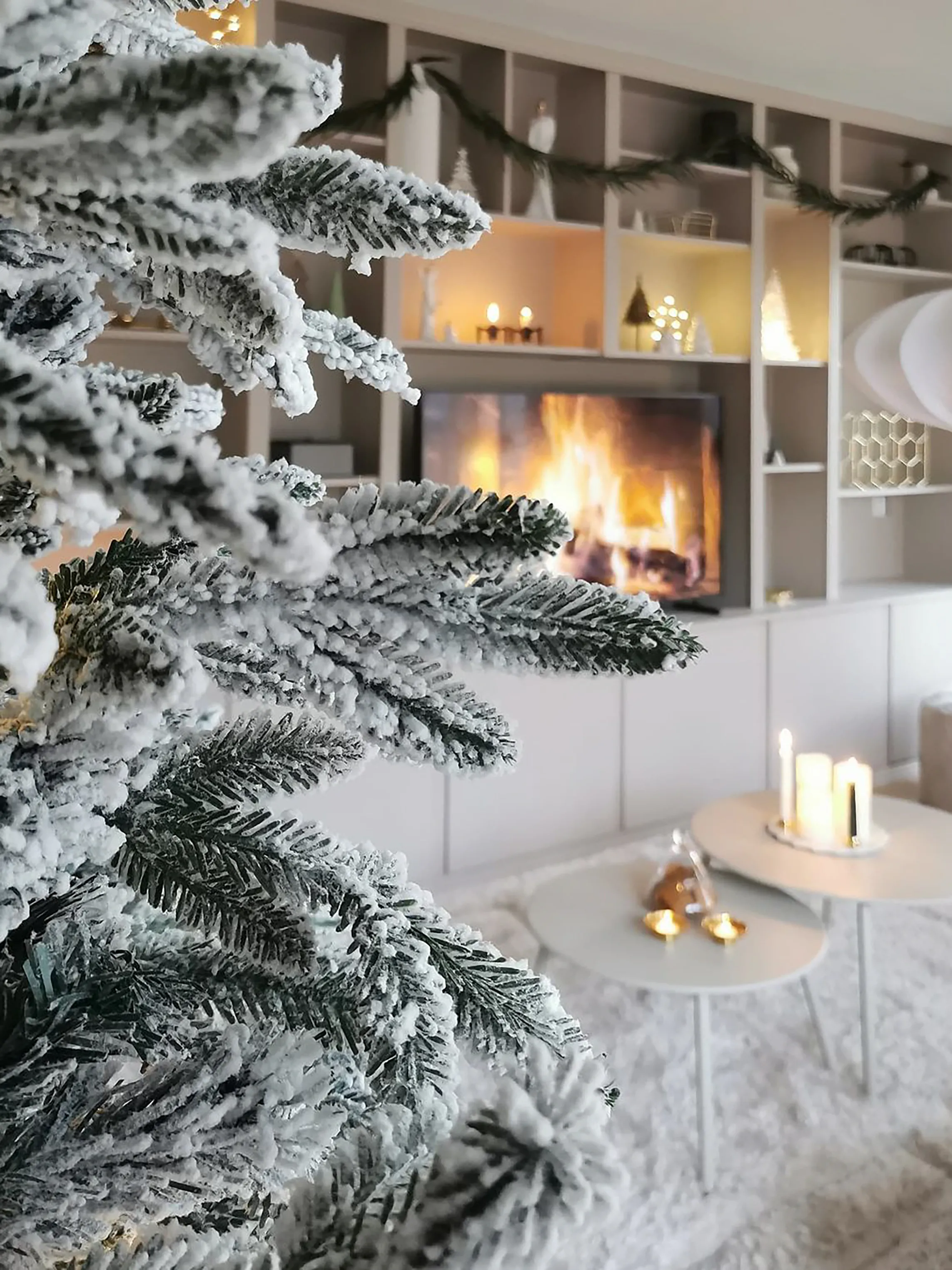Besneeuwde kunstkerstboom BASSIE 210 cm Wit