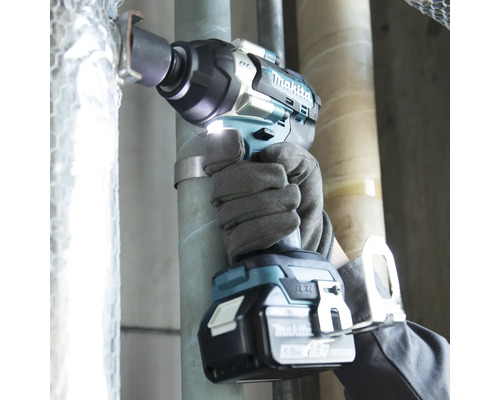 Makita DTW701RTJ 18V accu slagschroevendraaier, inclusief 2 accu's (5,0 Ah), lader en MAKPAC maat 3 koffer.