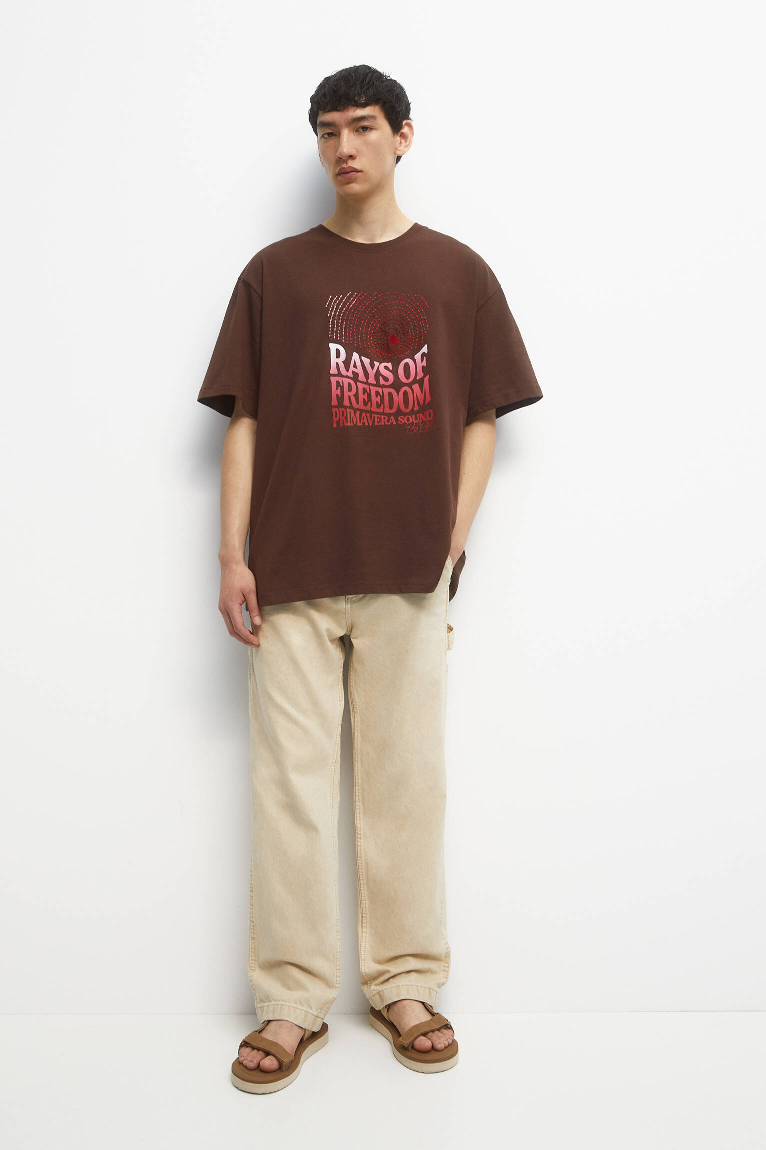 CAMISETA SPRING SOUND COM BORDADO GRADIENTE - MARROM