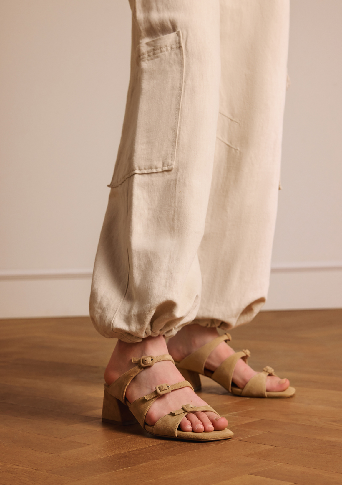 Beige suède sandalen met hak en gespjes