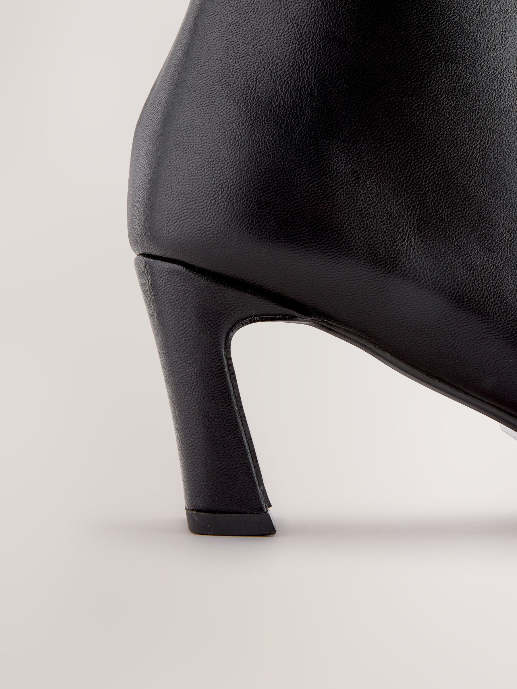 Zwart - Forever Comfort® enkellaarsjes met hak en spitse neus