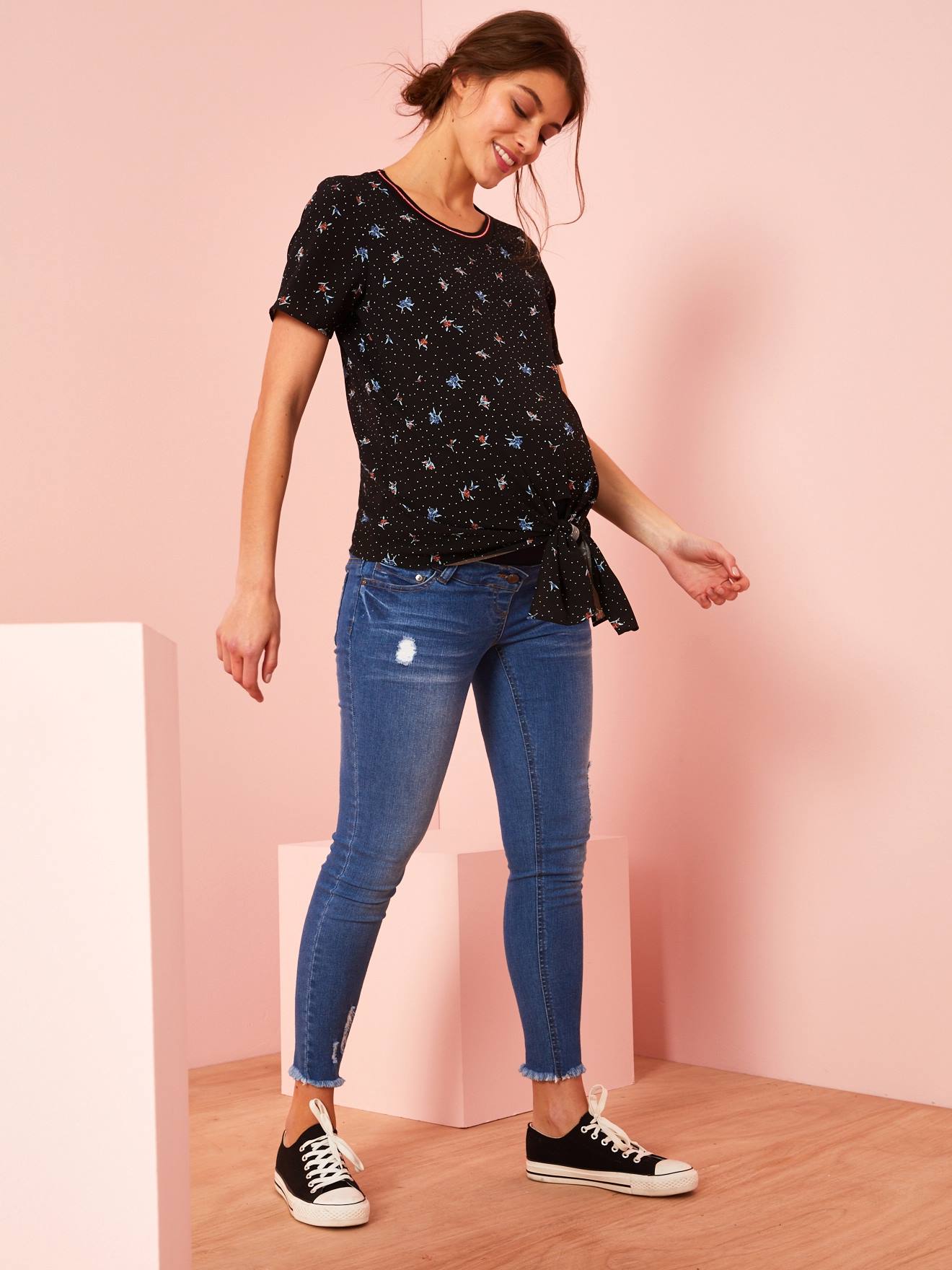 Camiseta de maternidade preta escura com estampa e gola laço
