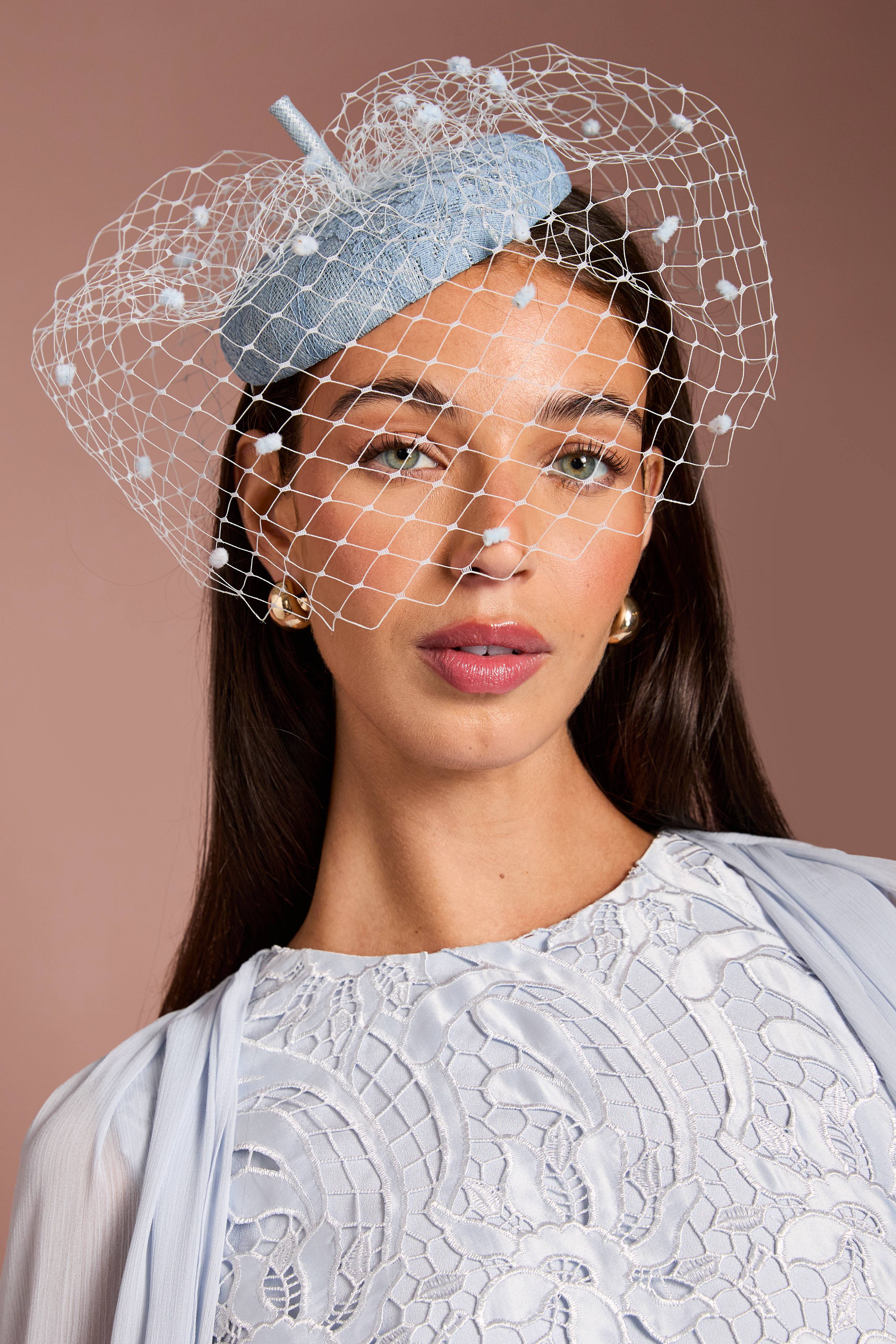 Coast Bibi Pillbox Lisa Beige Avec Détails En Dentelle Et Voilette
