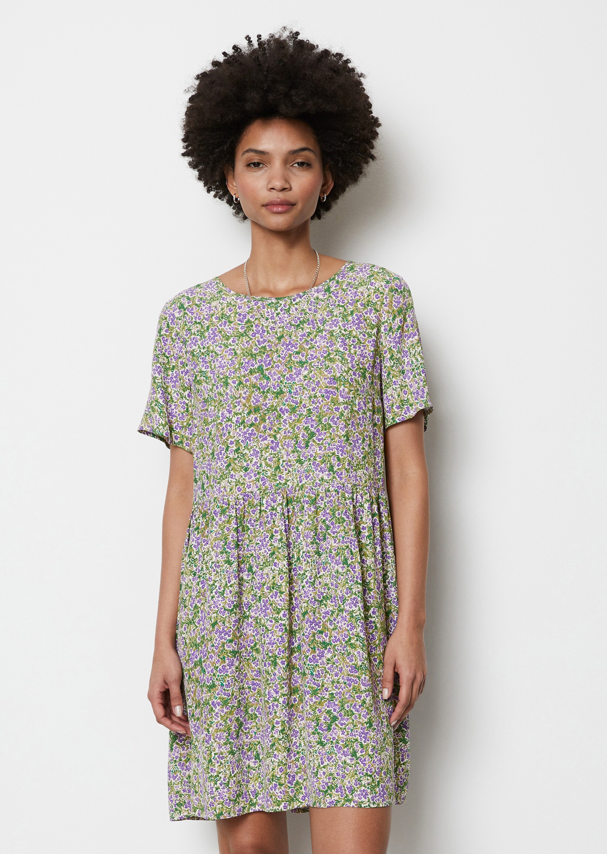 Kurzes Kleid mit geraffter Tailleaus fließendem Viskose-Crêpe