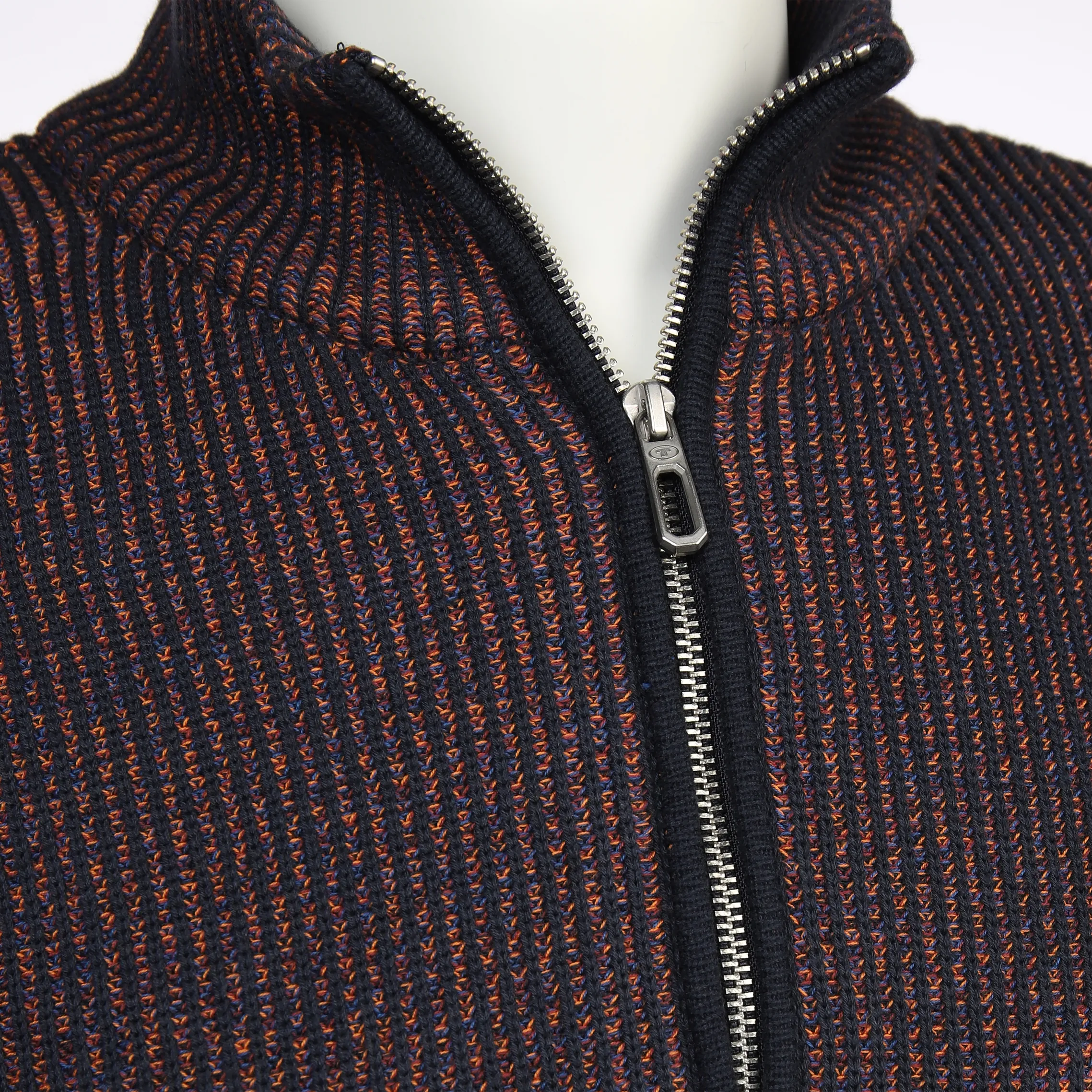 Herren Troyer in farbigem Rippstrick