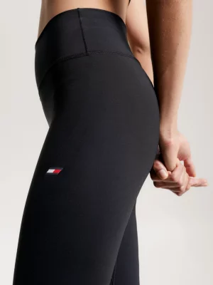 Calça legging esportiva essencial, comprimento total e modelagem justa.