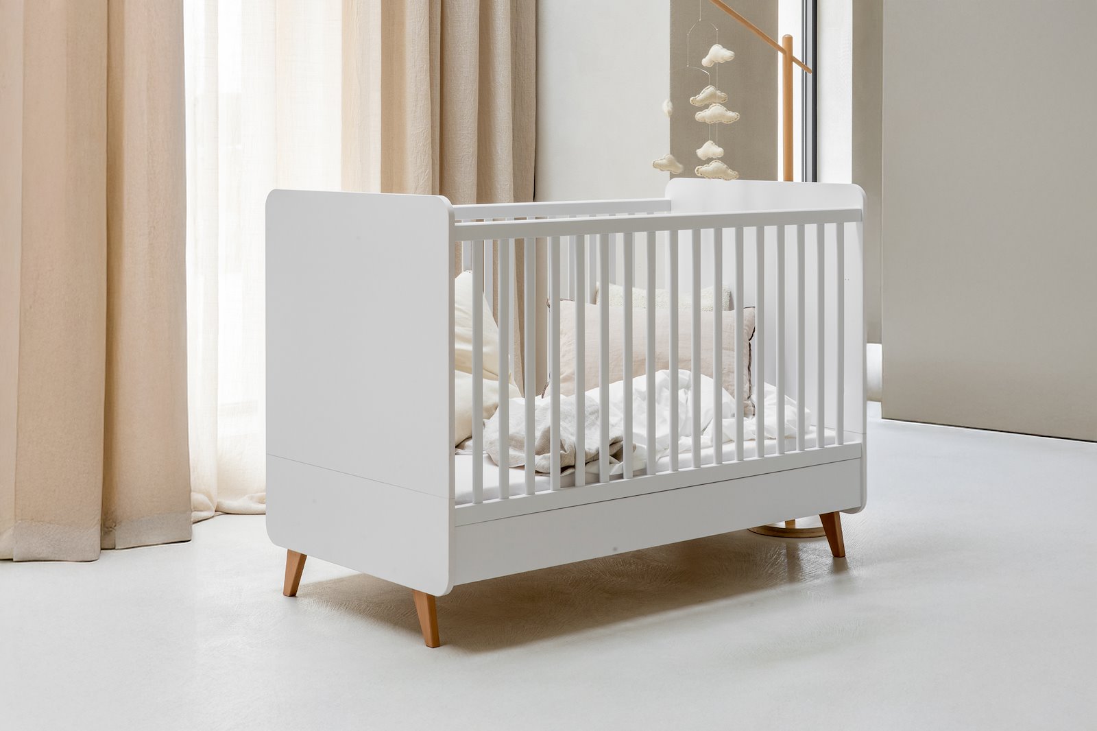 Loft Vokseseng Vokseseng i bøk/melamin med justerbar madrasshøyde og avtagbar front. Hvit/bøk 70x140 cm. Kombiner med Loft junior kit (selges separat).