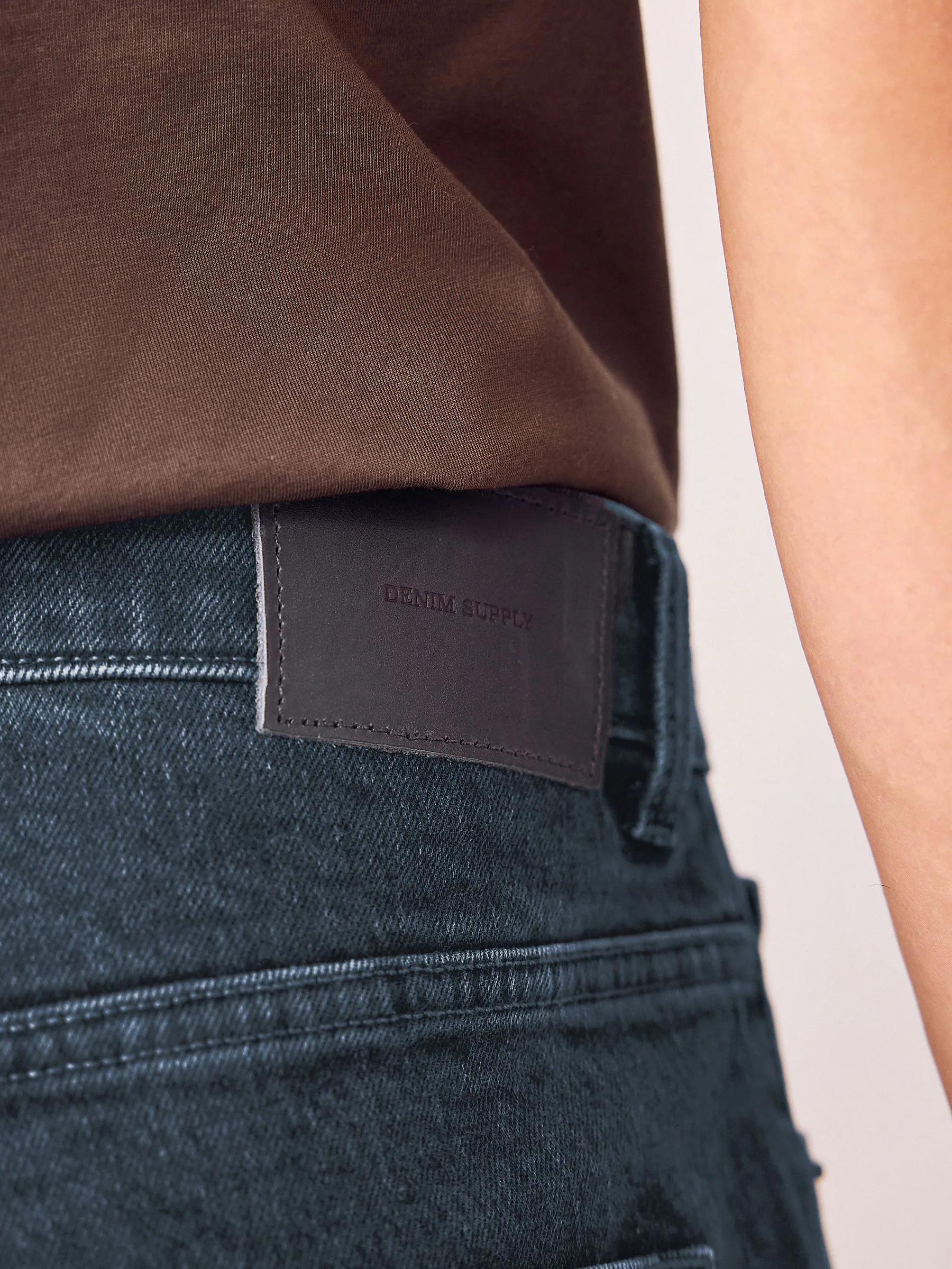 Mediumblauw getint - Relaxte uitlopende pasvorm - Vintage wash denim jeans