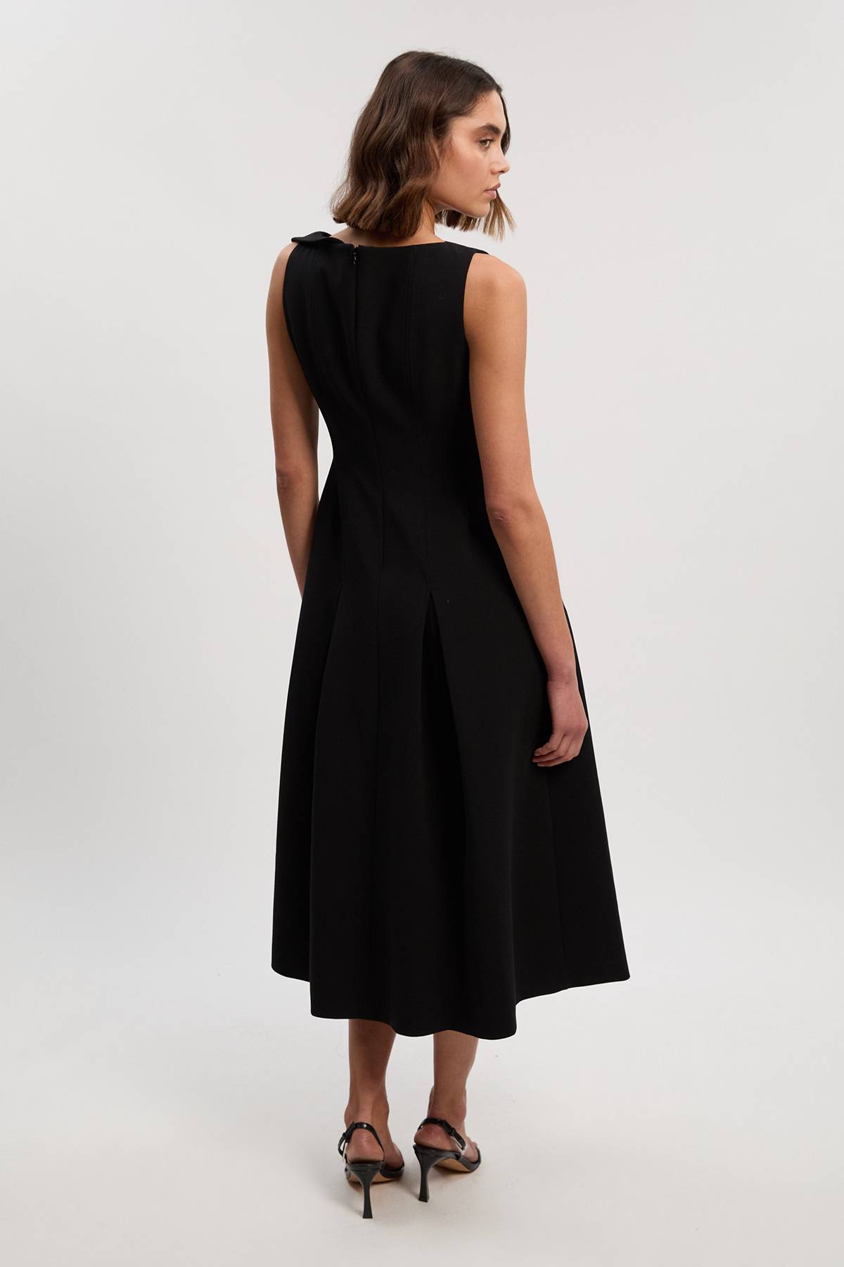KarenMillen Robe ajustée en stretch compact, à encolure asymétrique et à jupe ample