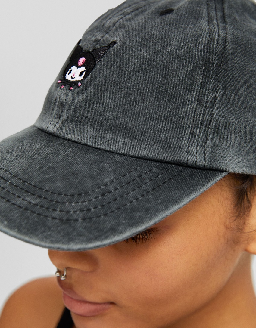 Boné Kuromi em denim com efeito desbotado